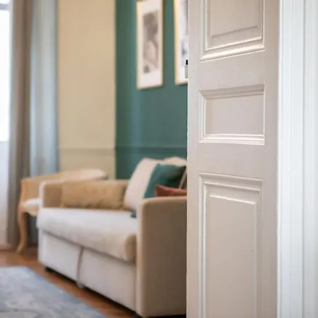 Suite Deluxe Esprit Royaute - Jacuzzi, Mulhouse Centre *